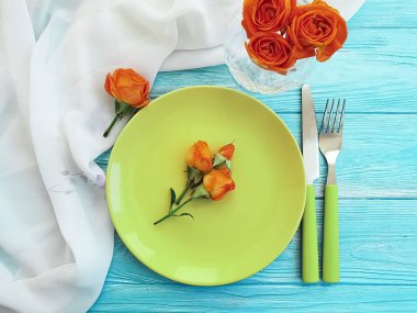 tabak, çatal bıçak, mavi ahşap zemin üzerine gül çiçek