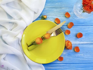 tabak, çatal bıçak, mavi ahşap zemin üzerine gül çiçek