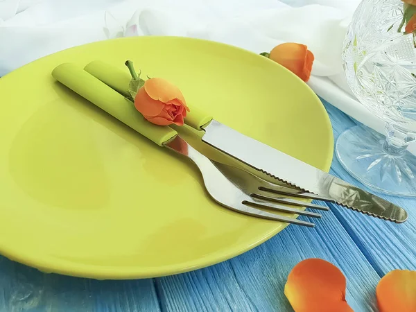 Тарелка Вилочный Нож Цветок Розы Синем Деревянном Фоне — стоковое фото