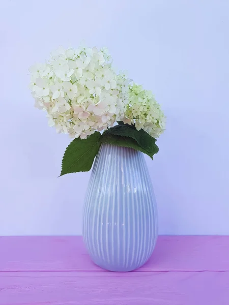 Florero Con Flores Blancas Sobre Fondo Madera —  Fotos de Stock