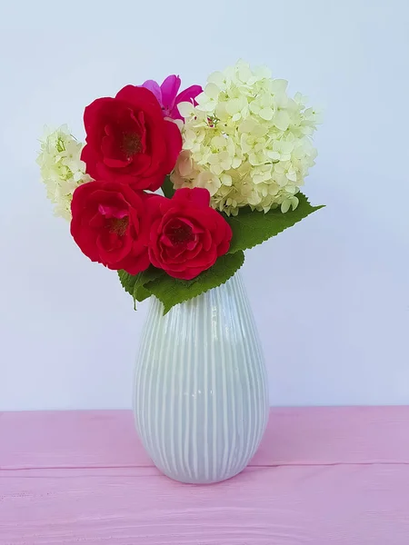 Florero Con Flores Blancas Rosa Sobre Fondo Madera — Foto de Stock