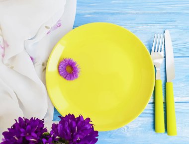 tabak çatal bıçak çiçek krizantem mavi ahşap zemin üzerine