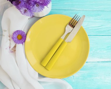 tabak çatal bıçak çiçek krizantem mavi ahşap zemin üzerine