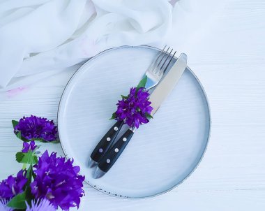 tabak çatal bıçak çiçek krizantem ahşap arka plan üzerinde