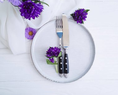 tabak çatal bıçak çiçek krizantem ahşap arka plan üzerinde