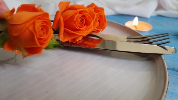 Rosa Placa Flores Cámara Lenta Fuego Vela — Vídeos de Stock