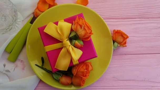 Caja Regalo Rosa Placa Flores Cámara Lenta — Vídeo de stock