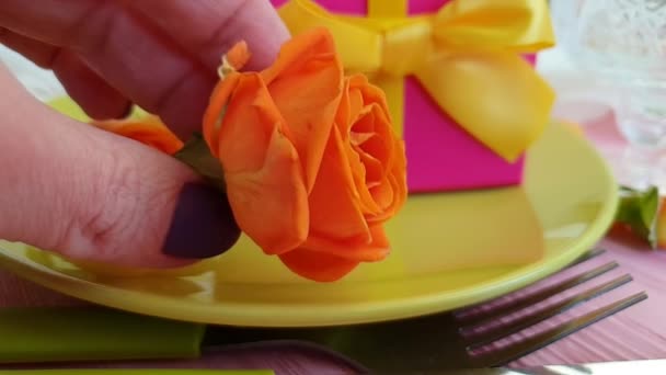 Caixa Presente Rosa Placa Flor Câmera Lenta — Vídeo de Stock