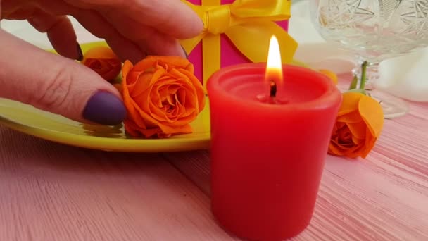 Подарочная Коробка Розовая Свеча Тарелка Замедленная Съемка — стоковое видео