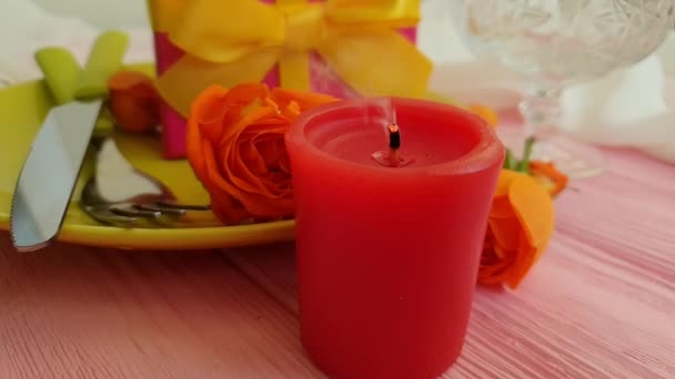 Caixa Presente Rosa Placa Flor Câmera Lenta Fogo Vela — Vídeo de Stock