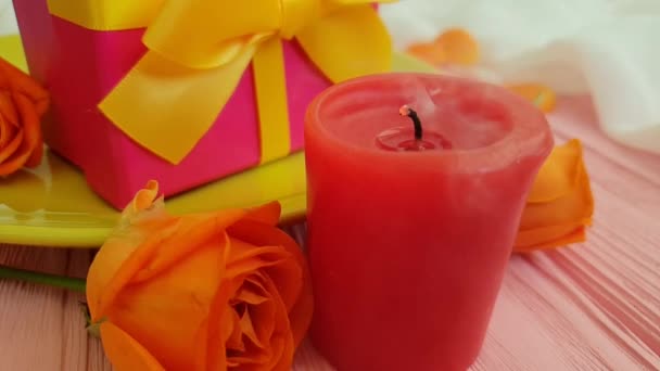 Caixa Presente Rosa Placa Flor Câmera Lenta Fogo Vela — Vídeo de Stock