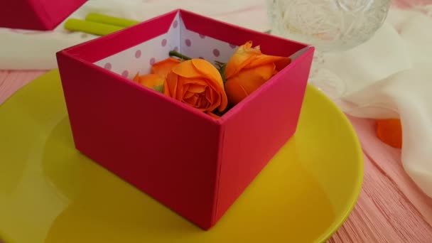 Caja Regalo Rosa Flor Plato Cámara Lenta Mano — Vídeos de Stock