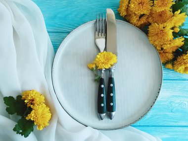 çatal, bıçak, bir ahşap zemin üzerine plaka sarı kasımpatı sonbahar