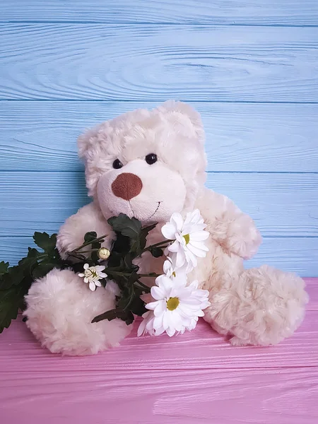 Niedźwiedź Zabawka Kwiat Podłoże Drewniane — Zdjęcie stockowe