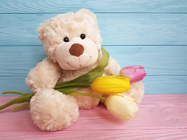 медвежий цветок тюльпан на деревянном фоне
