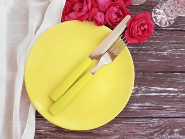 çatal, bıçak, tabak gül çiçek ahşap arka plan üzerinde