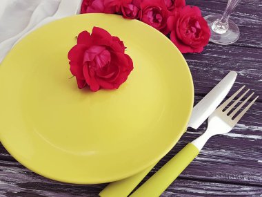 çatal, bıçak, tabak gül çiçek ahşap arka plan üzerinde