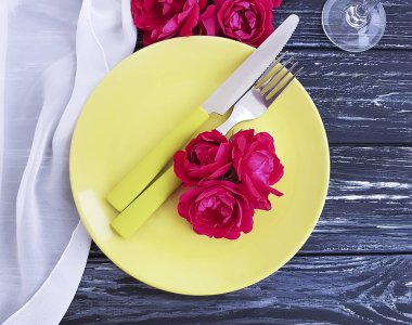 çatal, bıçak, tabak gül çiçek ahşap arka plan üzerinde