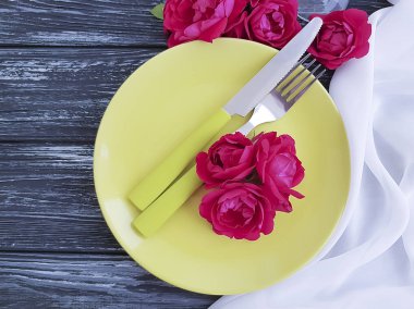 çatal, bıçak, tabak gül çiçek ahşap arka plan üzerinde