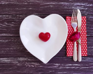 çatal, bıçak, tabak kalp, ahşap arka plan üzerinde çiçek gül