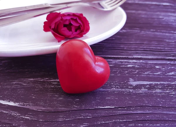 Tenedor Cuchillo Corazón Plato Rosa Flor Sobre Fondo Madera —  Fotos de Stock
