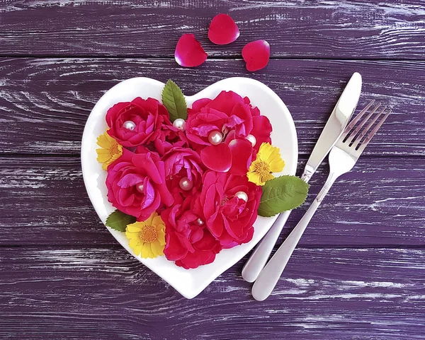 Vidlička Nůž Deska Srdce Květ Růže Dřevěné Pozadí — Stock fotografie