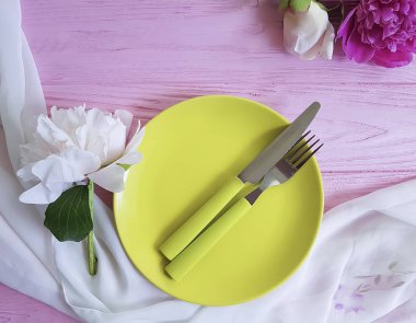 tabak, çatal, bıçak, Şakayık Çiçeği pembe ahşap arka plan üzerinde