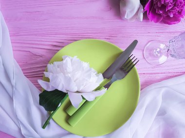 tabak, çatal, bıçak, Şakayık Çiçeği pembe ahşap arka plan üzerinde