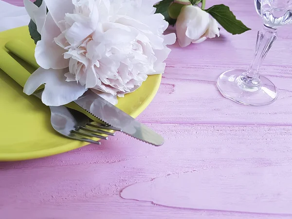フォーク ナイフ ピンクの木製の背景に牡丹の花 — ストック写真