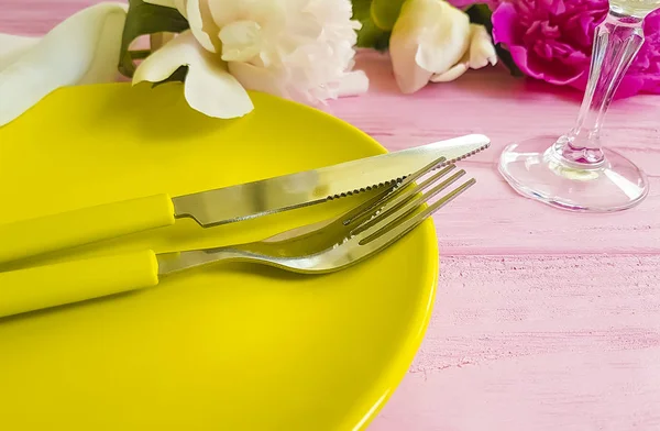 tabak, çatal, bıçak, Şakayık Çiçeği pembe ahşap arka plan üzerinde