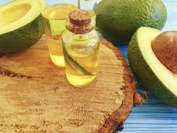 Verse Avocado Olie Een Blauwe Achtergrond Van Houten Antioxidant — Stockfoto