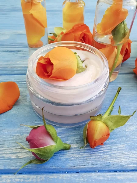 Creme Kosmetik Frische Orange Rose Auf Blauem Holzgrund — Stockfoto
