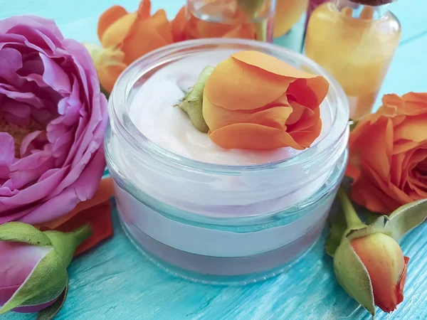 Creme Kosmetik Frische Rosenorange Auf Blauem Holzgrund Extrakt — Stockfoto