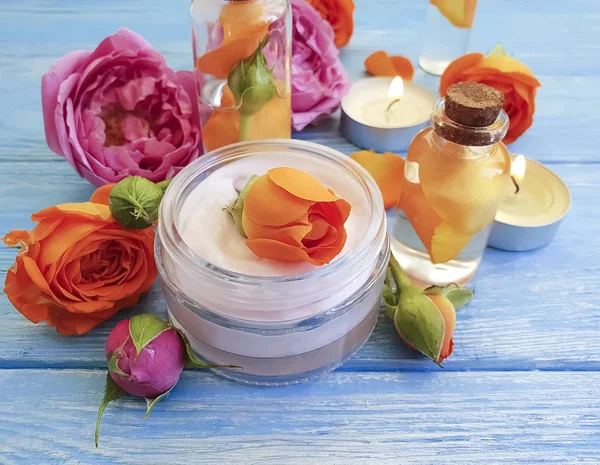 Extrakt Essence Grädde Kosmetiska Färsk Apelsin Rosa Blå Trä Bakgrund — Stockfoto
