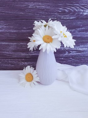 ahşap arka plan üzerinde güzel papatya ile vazo