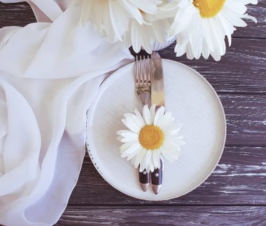 tabak, çatal, bıçak daisy ahşap arka plan üzerinde