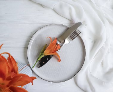 tabak, çatal, bıçak çiçek Lily ahşap arka plan üzerinde