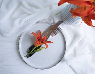 tabak, çatal, bıçak çiçek Lily ahşap arka plan üzerinde