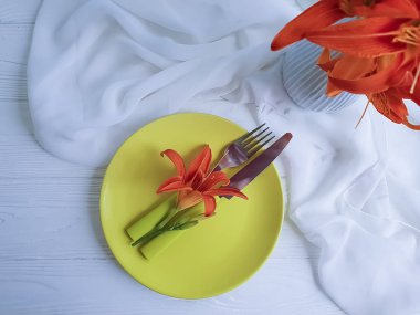 tabak, çatal, bıçak çiçek Lily ahşap arka plan üzerinde