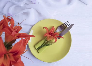 tabak, çatal, bıçak çiçek Lily ahşap arka plan üzerinde