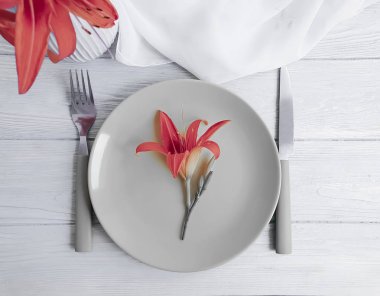 tabak, çatal, bıçak çiçek lily mavi ahşap arka plan üzerinde