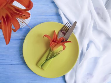 tabak, çatal, bıçak çiçek lily mavi ahşap arka plan üzerinde