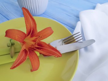 tabak, çatal, bıçak çiçek lily mavi ahşap arka plan üzerinde