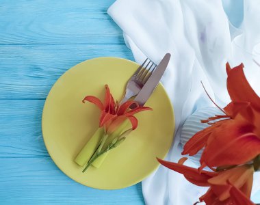 tabak, çatal, bıçak çiçek lily mavi ahşap arka plan üzerinde