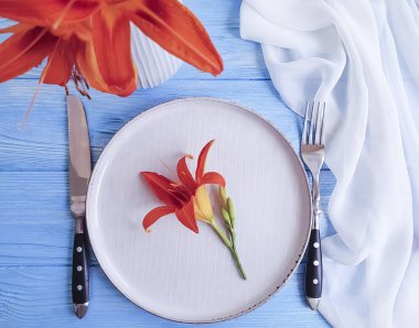 tabak, çatal, bıçak çiçek lily mavi ahşap arka plan üzerinde