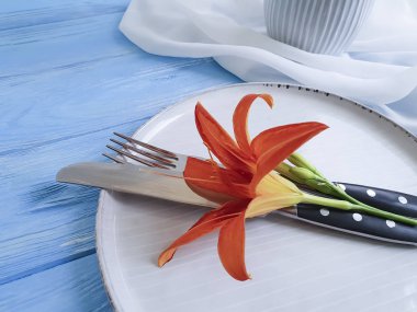 tabak, çatal, bıçak çiçek lily mavi ahşap arka plan üzerinde