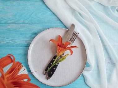 tabak, çatal, bıçak çiçek lily mavi ahşap arka plan üzerinde