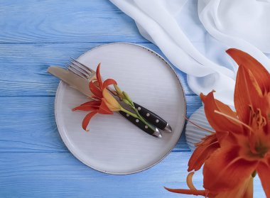 tabak, çatal, bıçak çiçek lily mavi ahşap arka plan üzerinde