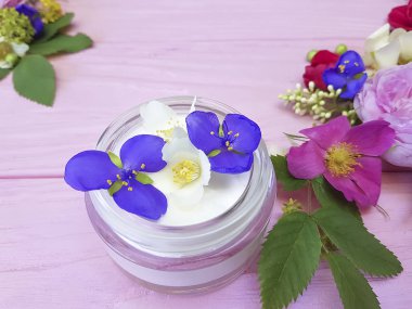 Krem Kozmetik Yasemin çiçeği, ahşap arka plan gül