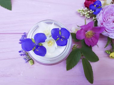 Krem Kozmetik Yasemin çiçeği, ahşap arka plan gül